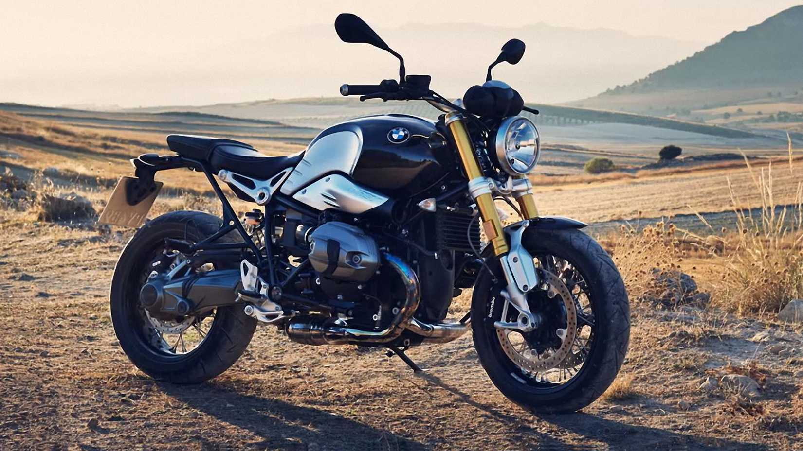 BMW R nineT preto 2017 estacionado na zona rural