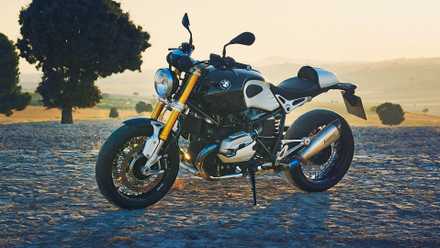Black Storm Metallic 2017 BMW R nineT estacionado no suporte