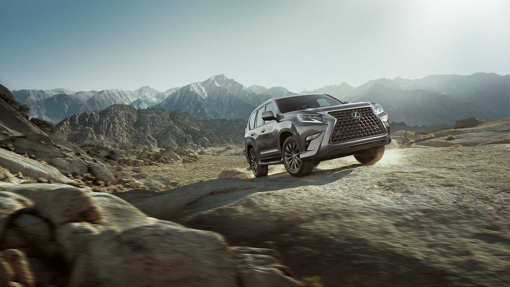 Vista frontal e lateral de um Lexus GX 2021 dirigindo off-road