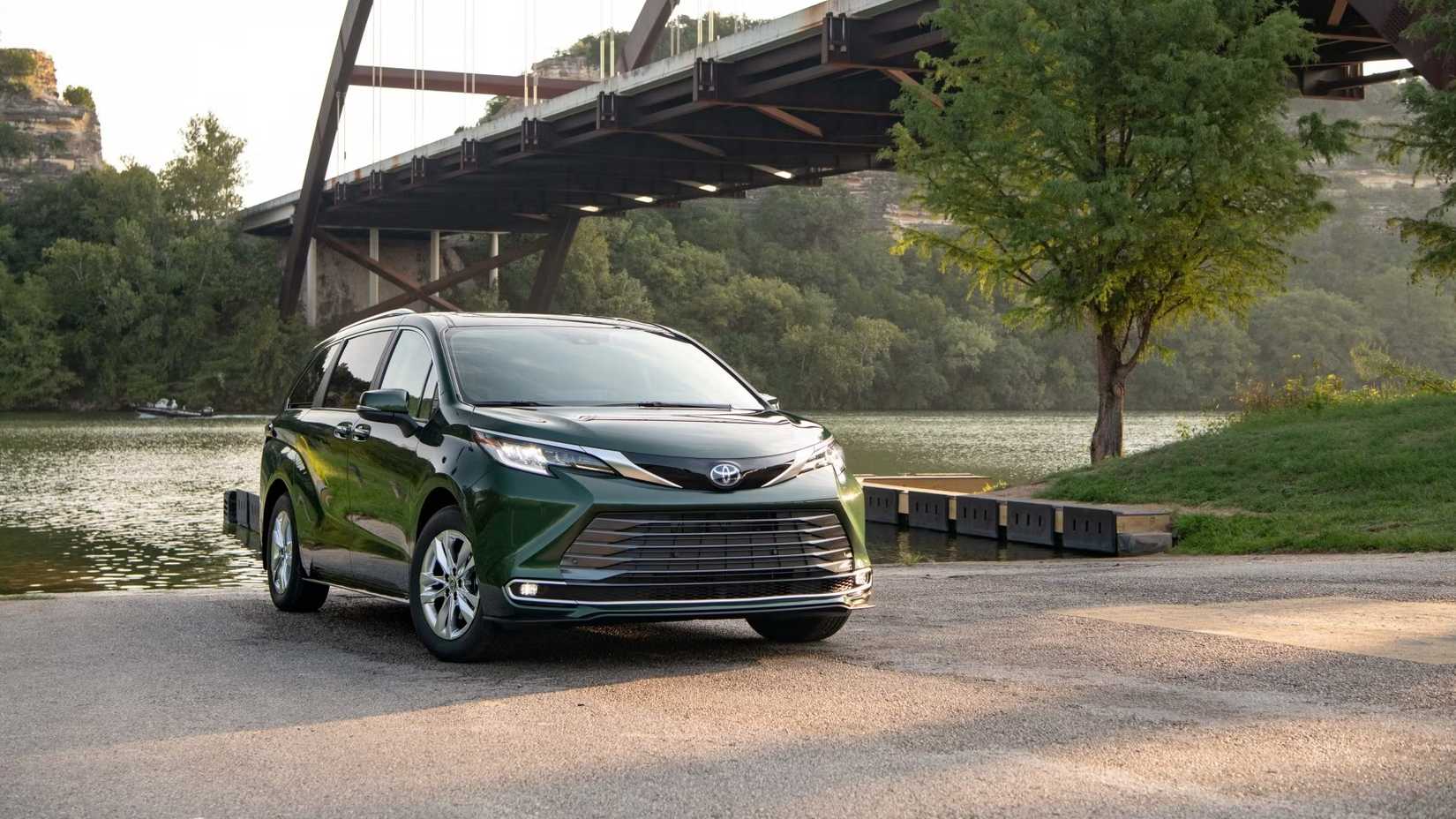 2022 Toyota Sienna Limited AWD Cypress Green