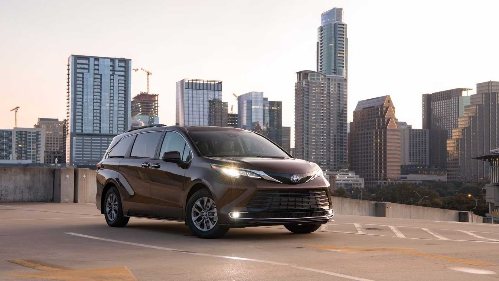 2022 Toyota Sienna XLE AWD Sunset Bronze Mica