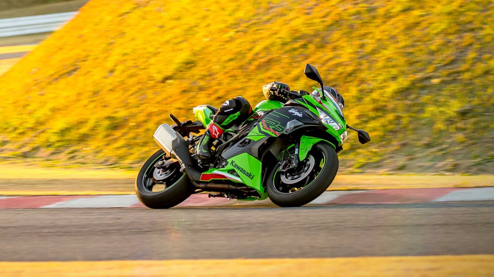 2023 Kawasaki Ninja ZX-4RR curvando em uma pista de corrida