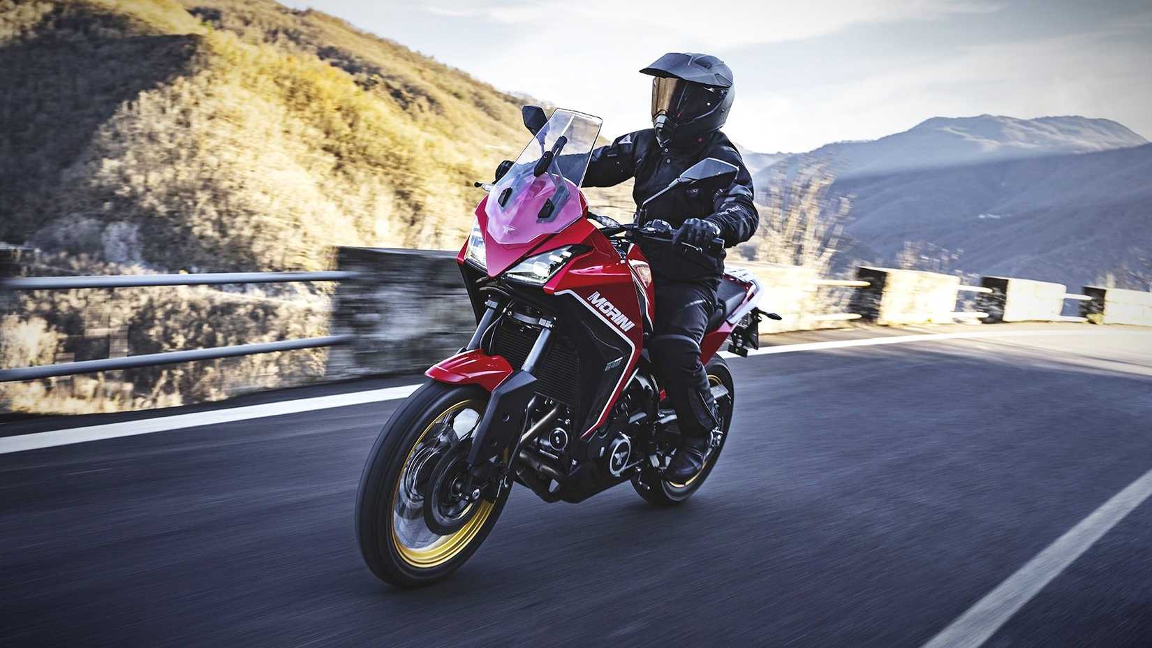 2023 Moto Morini X-Cape 650 andando em estradas sinuosas