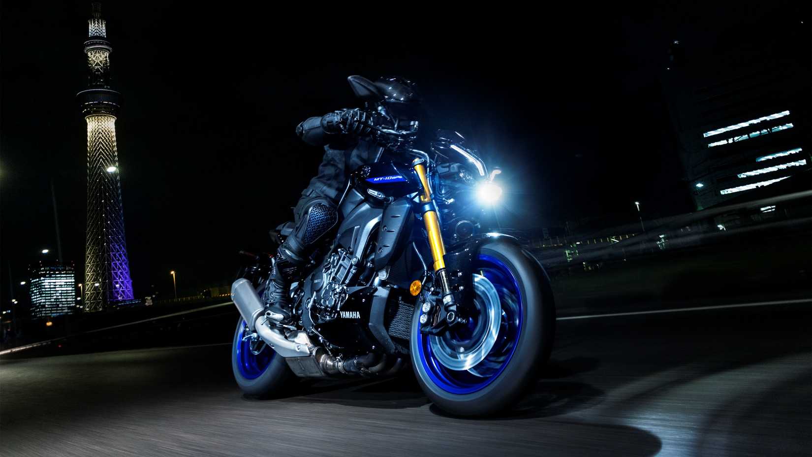Uma foto frontal de ação de uma YAMAHA MT-10 2023