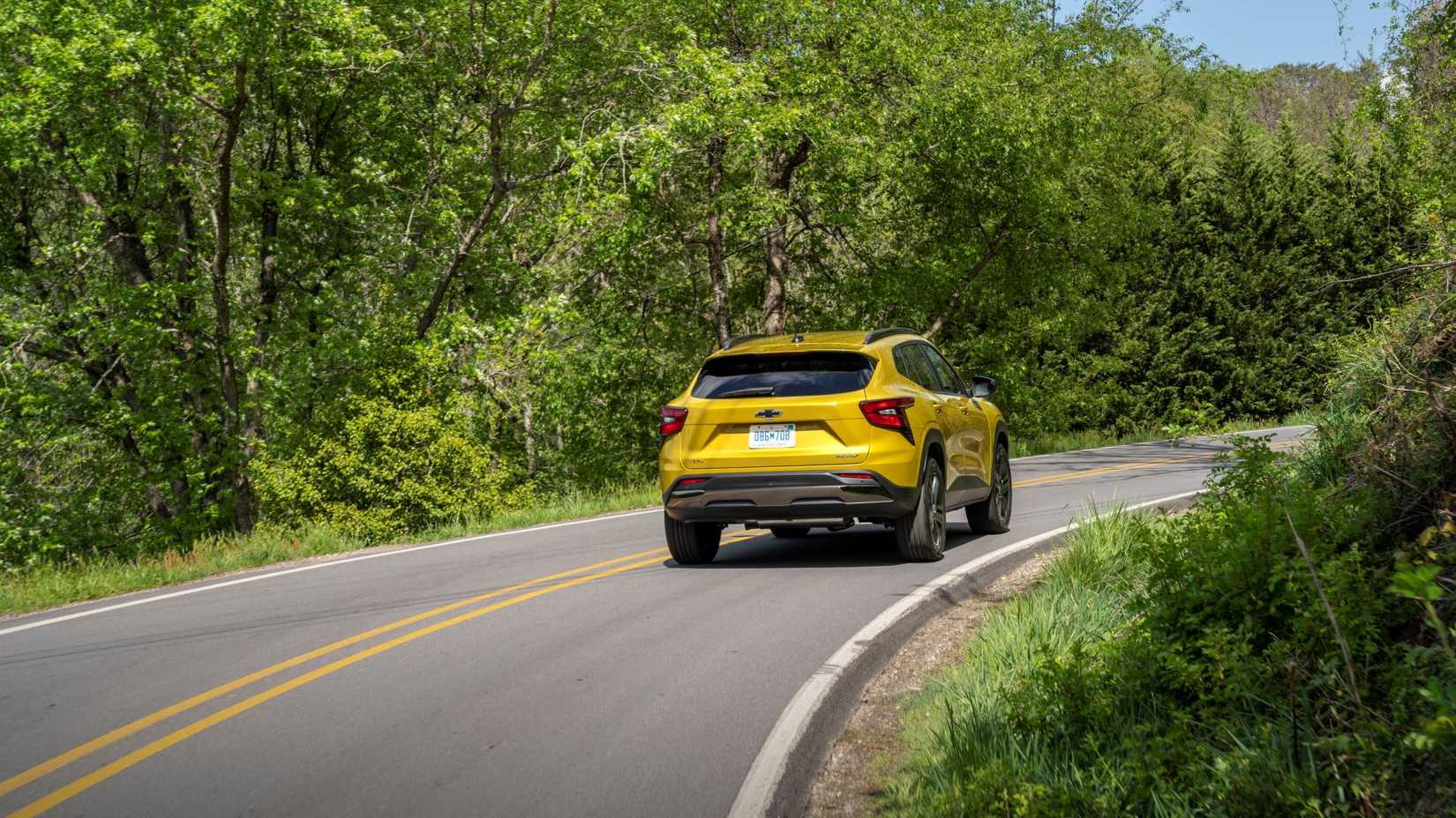 Nitro amarelo 2024 Chevrolet Trax dirigindo