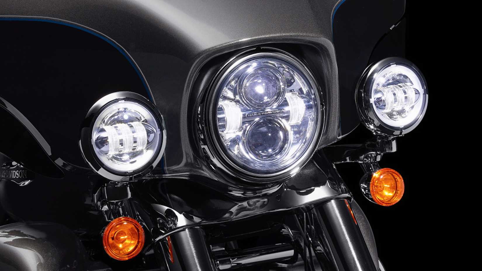 Um close do farol Harley-Davidson Tri-Glide Ultra 2021