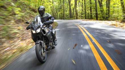 Cinza 2023 Yamaha Super Ténéré ES saindo de uma curva