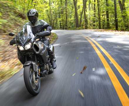 Cinza 2023 Yamaha Super Ténéré ES saindo de uma curva