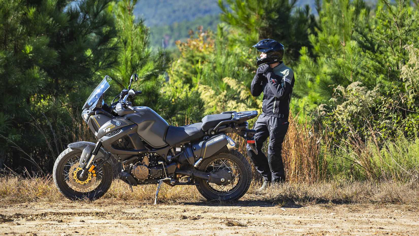 Um piloto se preparando para montar uma Yamaha Super Ténéré ES 2023 cinza