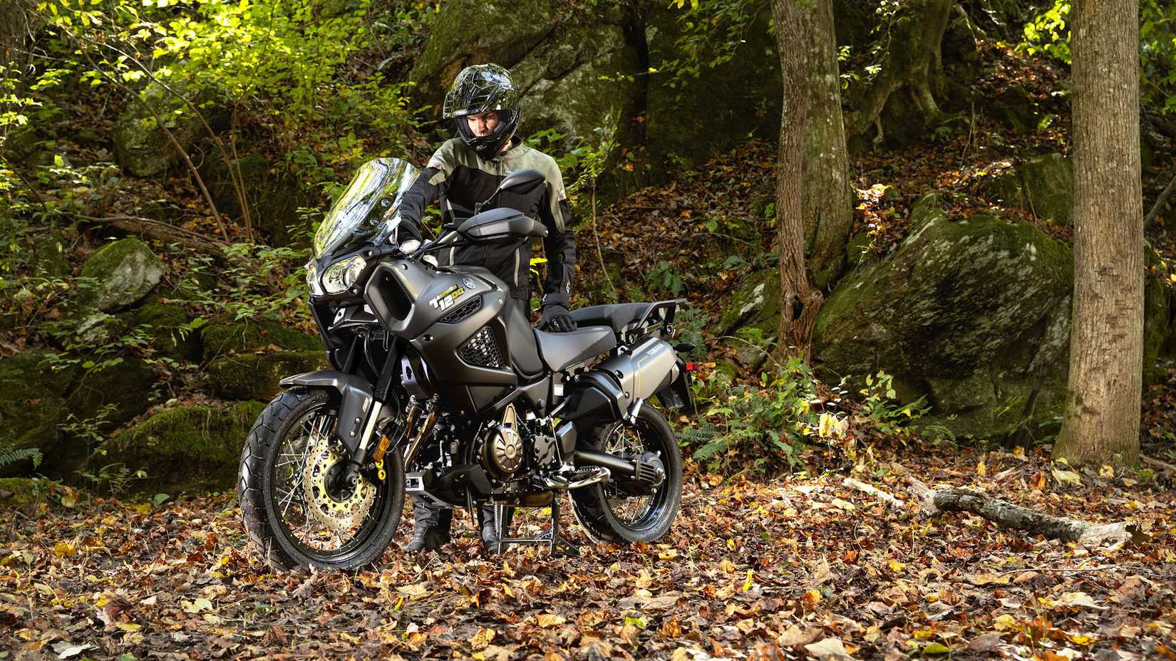 Piloto ao lado de uma Yamaha Super Ténéré ES 2023 cinza