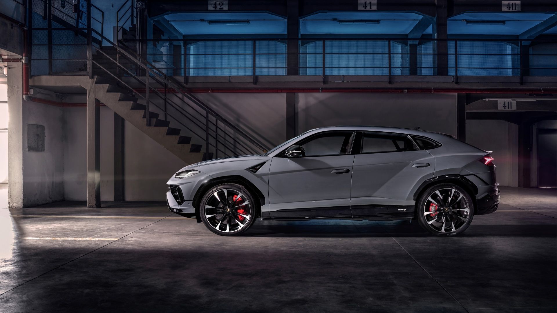 Uma foto ambiente lateral esquerda de um Lamborghini Urus S