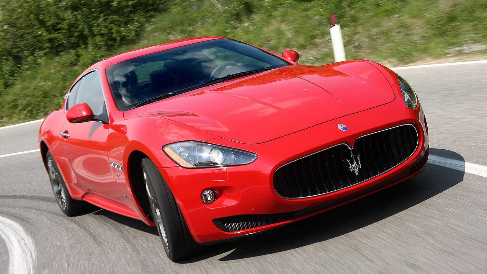 vista frontal 3/4 de um Maserati GranTurismo S 2008 vermelho dirigindo