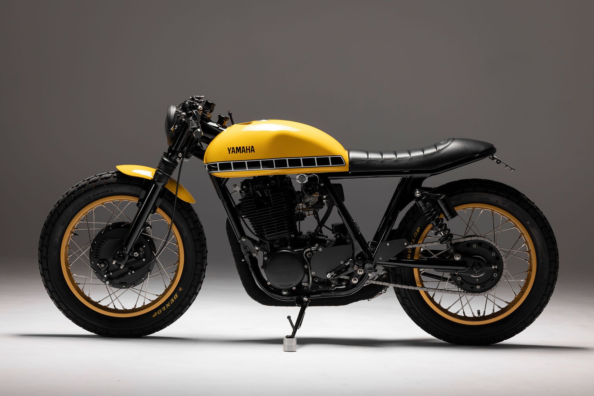 Yellow And Murdered: Yamaha SR400 Transformed Into A Piping Hot