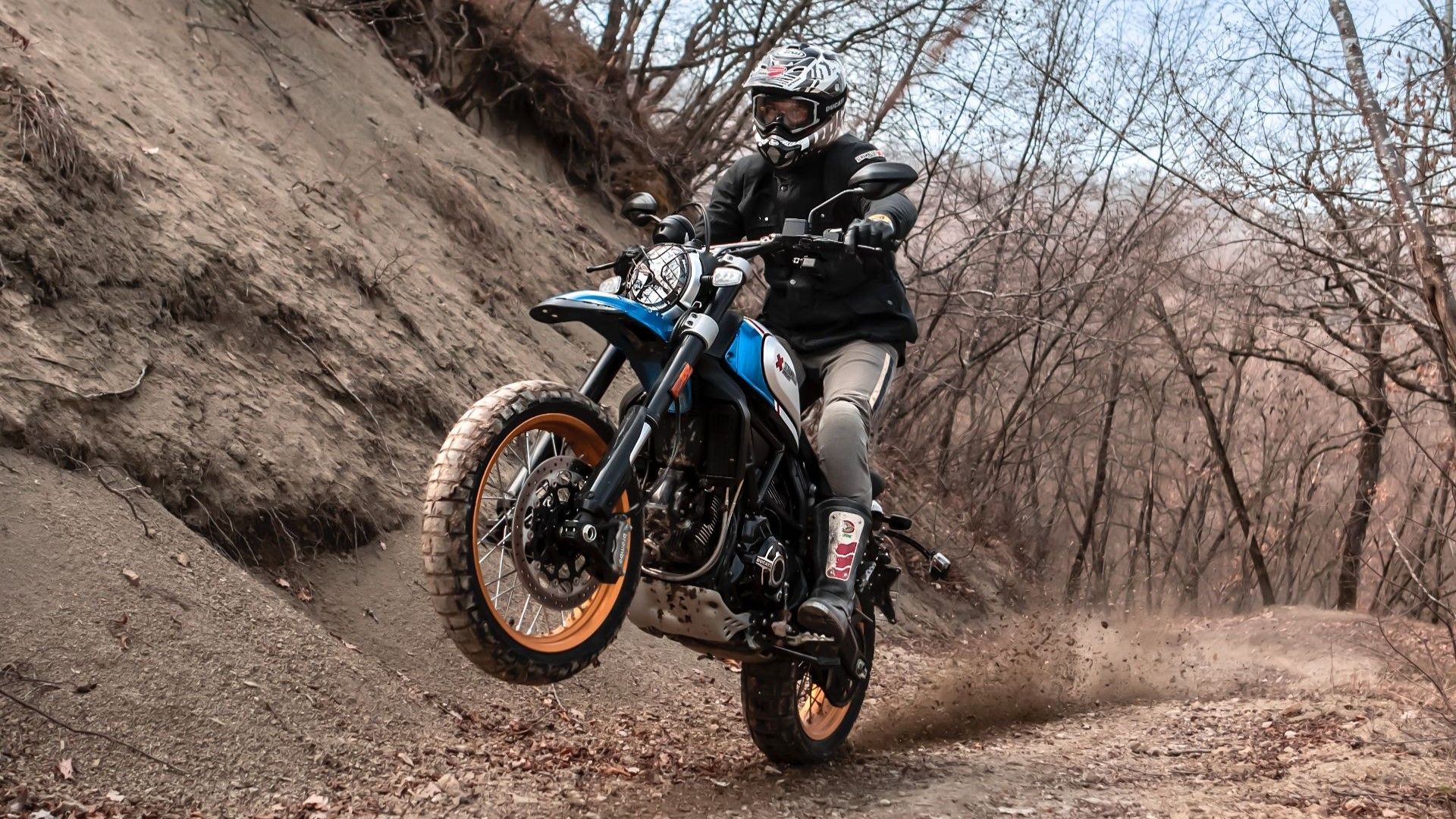 Foto frontal de um Ducati Desert Sled com rodas off-road