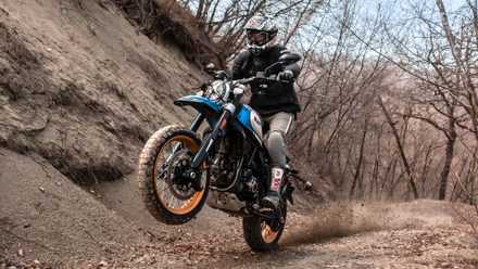 Foto frontal de um Ducati Desert Sled com rodas off-road