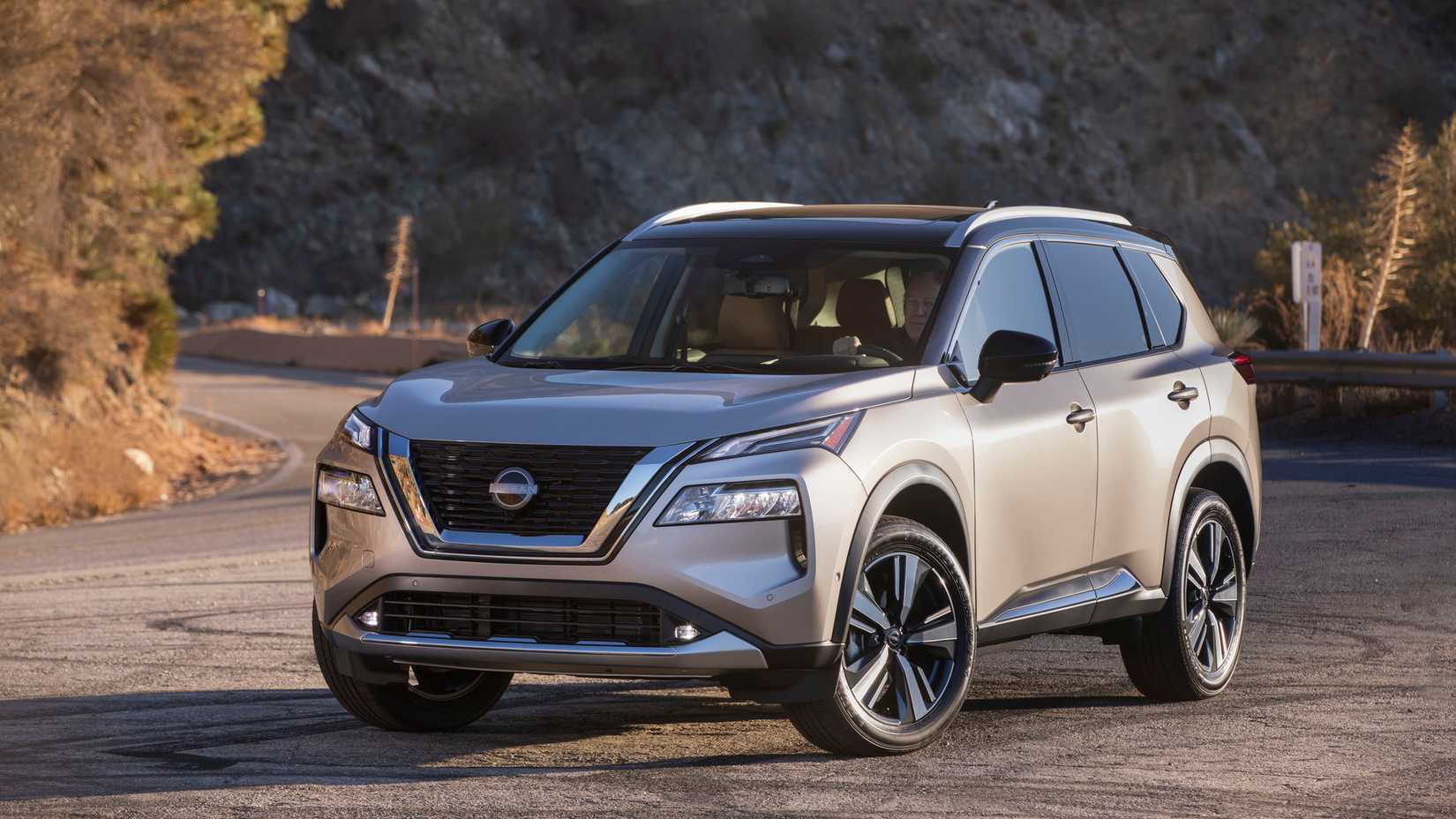 Champagne Silver Metallic 2023 Nissan Rogue exterior shot