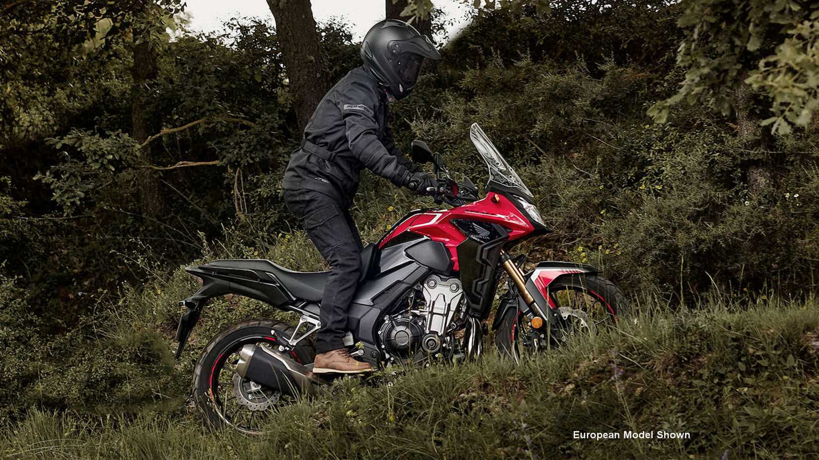 Honda CB500X vermelha 2023 subindo uma colina