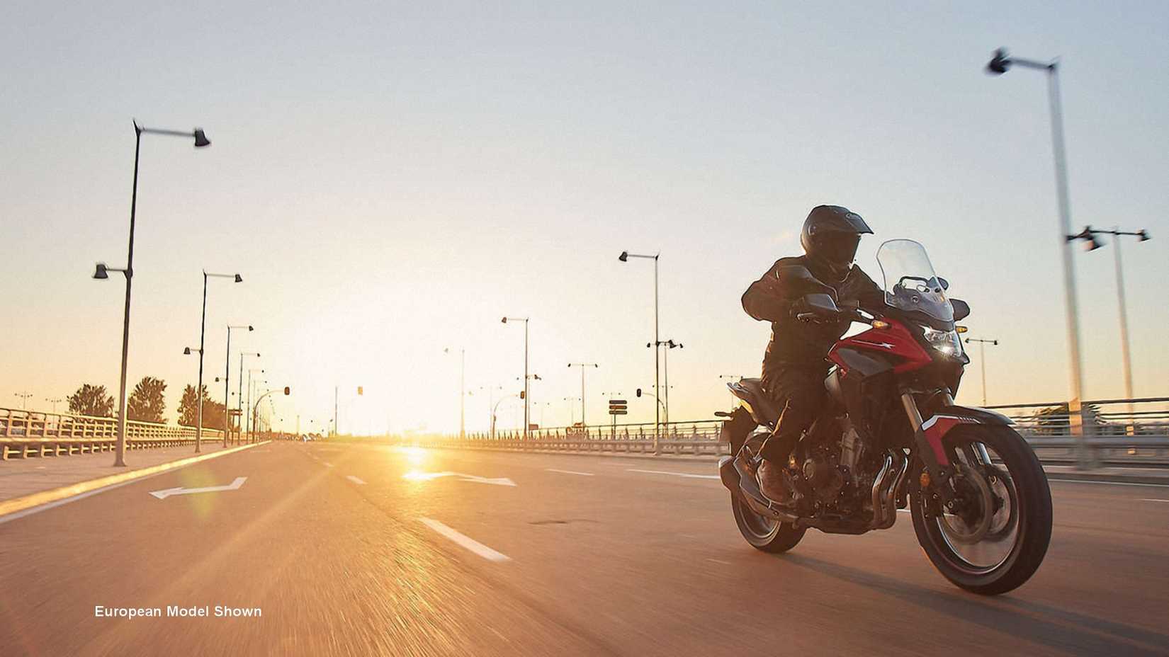 Honda CB500X vermelha 2023 navegando na rodovia