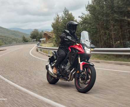 Honda CB500X vermelha 2023 saindo de curva