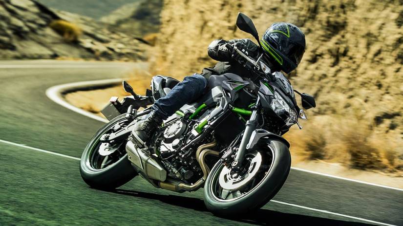 Foto de pilotagem da Kawasaki Z650 2023