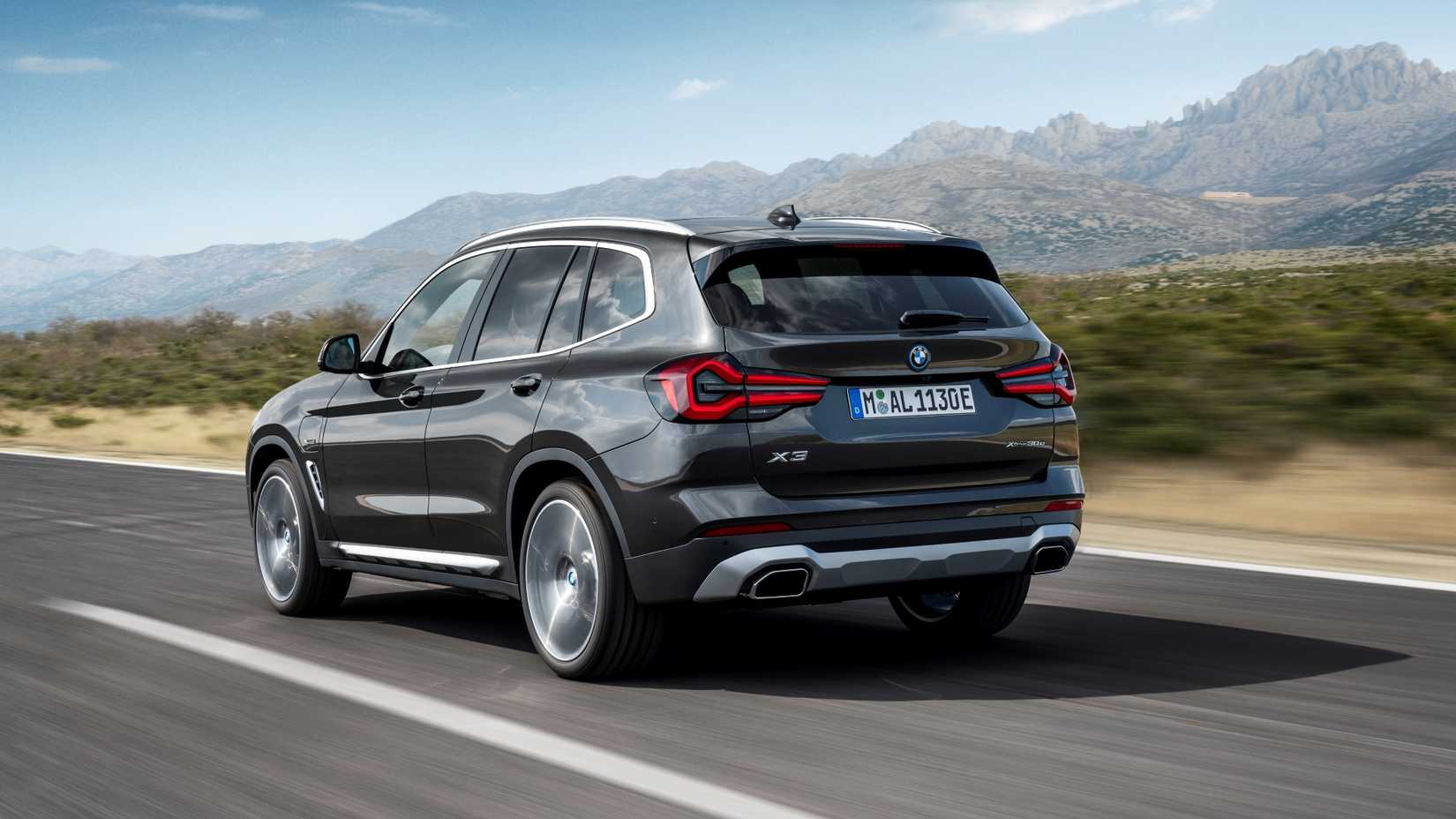 Foto traseira 3/4 do BMW X3 2022