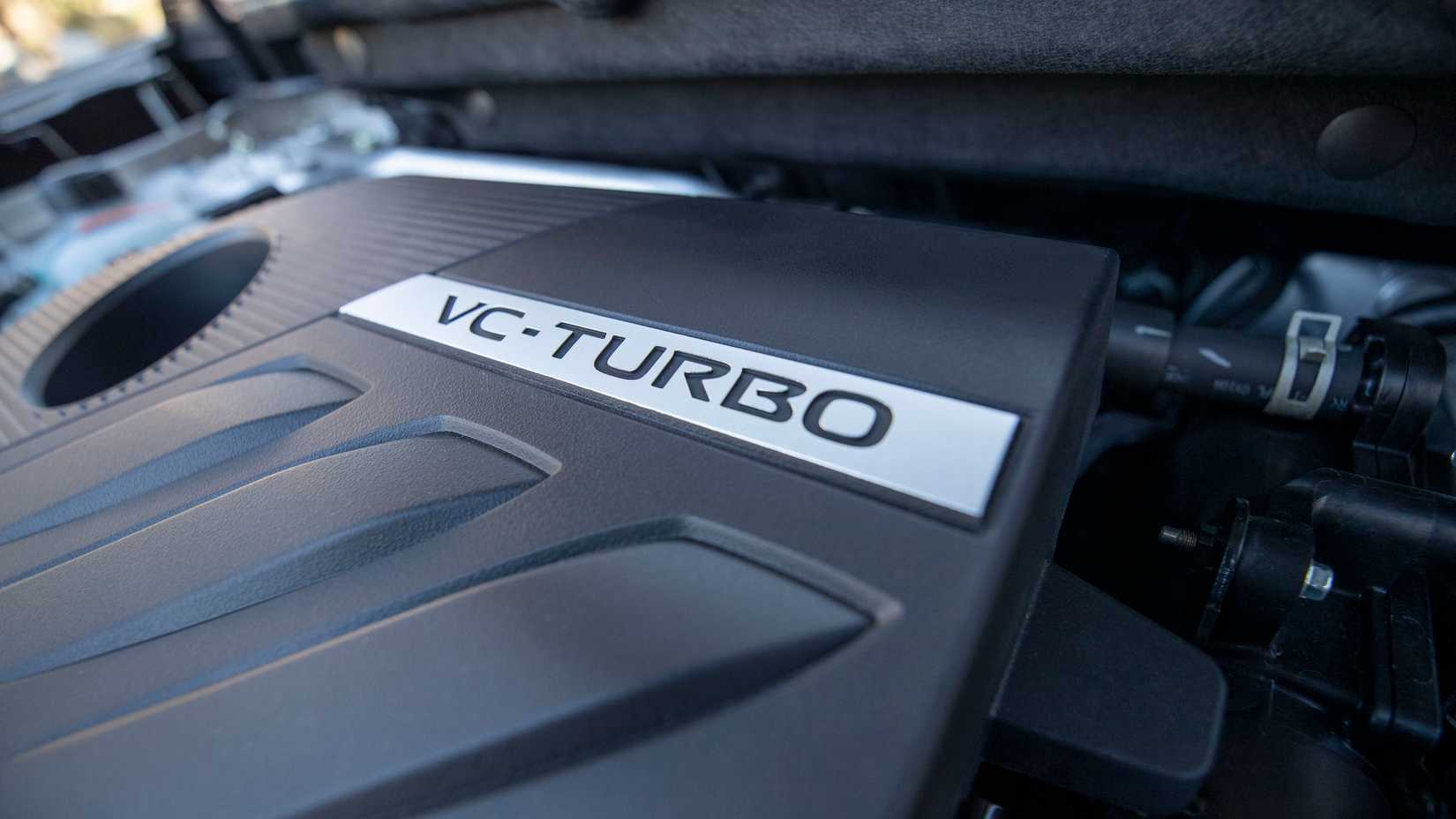 Foto frontal de três quartos do compartimento do motor de um Nissan Rogue 2023 apresentando o turbo 1.5l de três VC em linha.