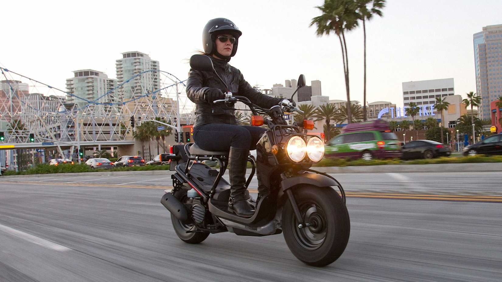 Honda Ruckus preto 2022 cruzando na rua