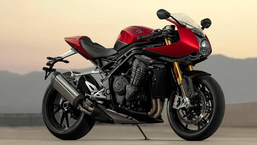 Triumph Speed Triple 1200 RR estacionada com montanhas ao fundo