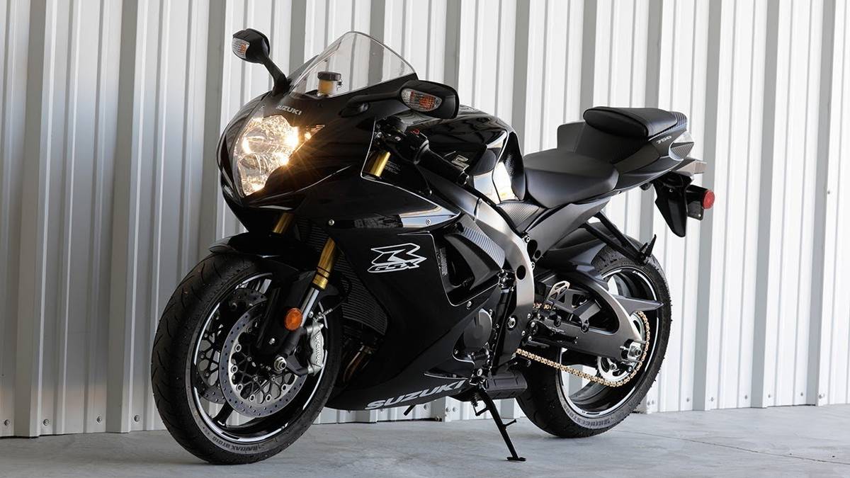 10 Reasons Why The Suzuki GSX-R750 Is The Best Supersport 10 Reasons Why The Suzuki GSX-R750 Is The Best Supersport