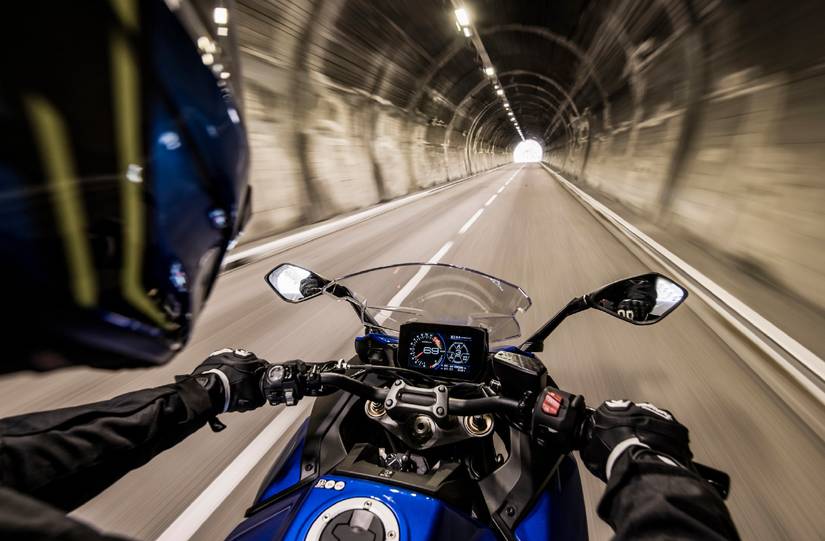 Foto de ação da Suzuki GSX-S1000GT+