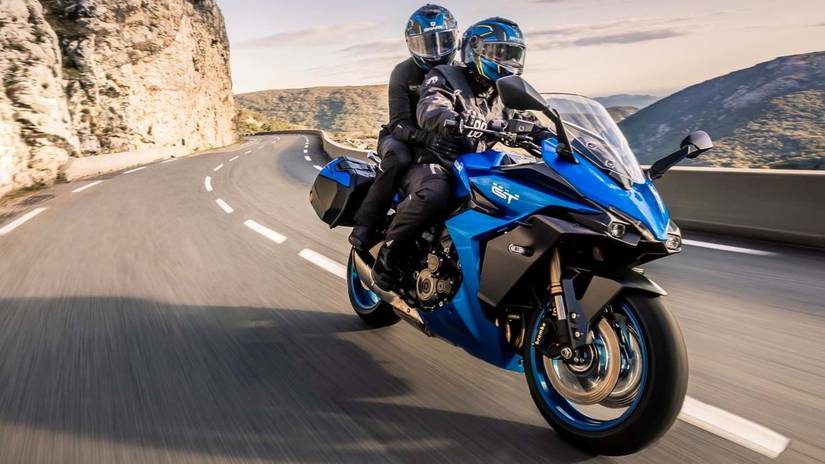 Uma Suzuki GSX S1000GT+ azul