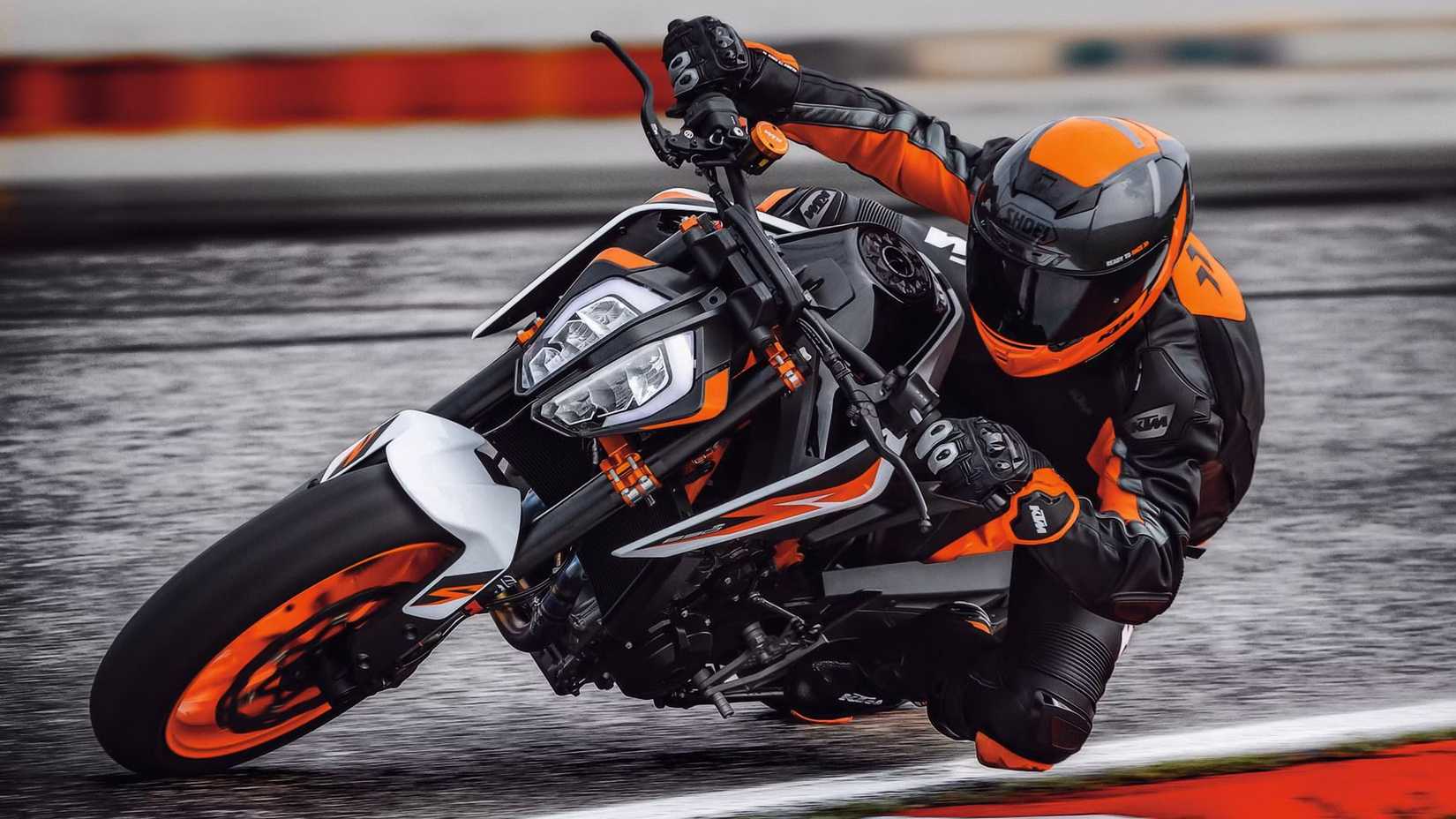Foto de um piloto fazendo curvas em uma KTM 890 Duke R