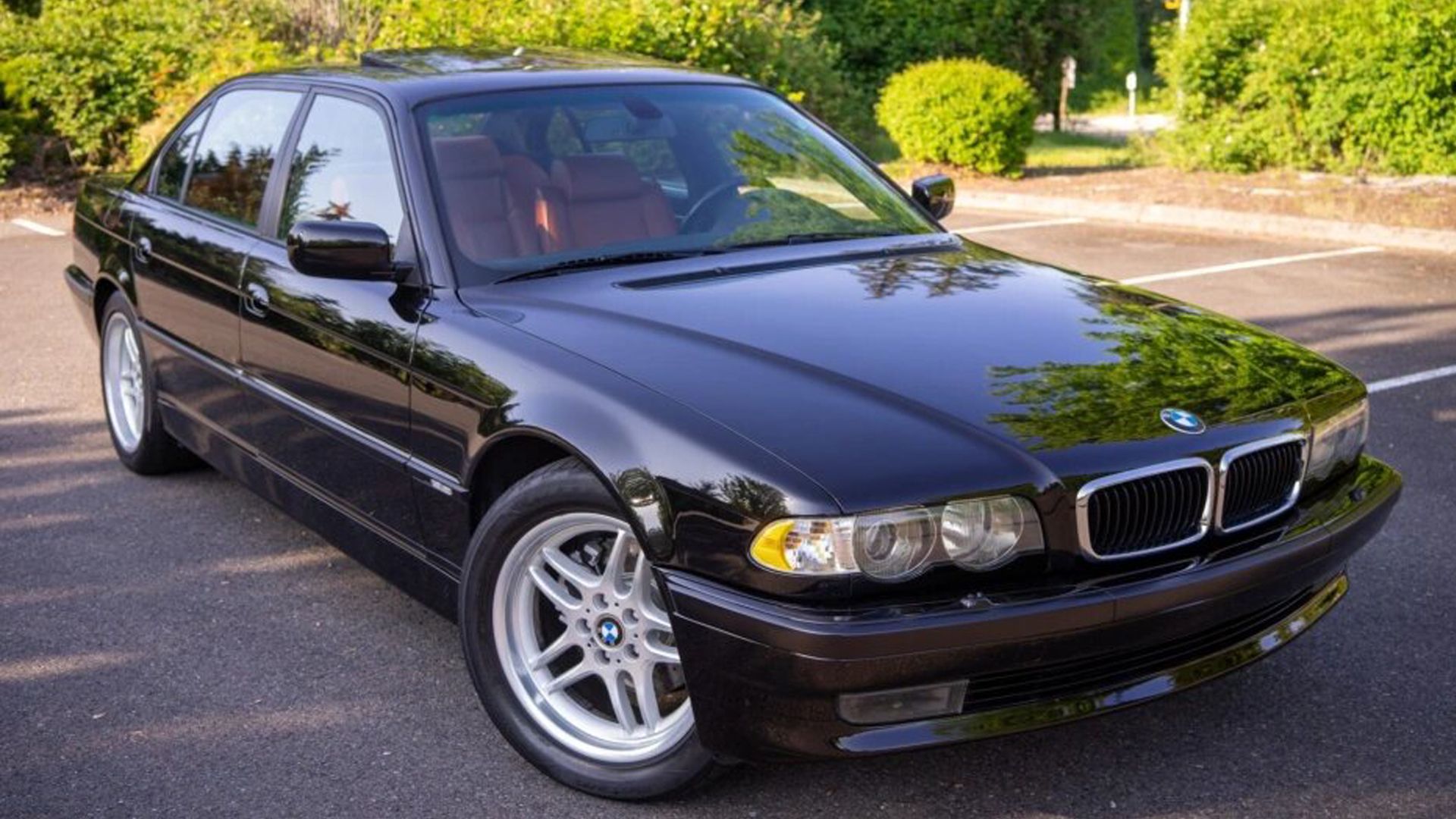 BMW Série 7 E38 estacionado