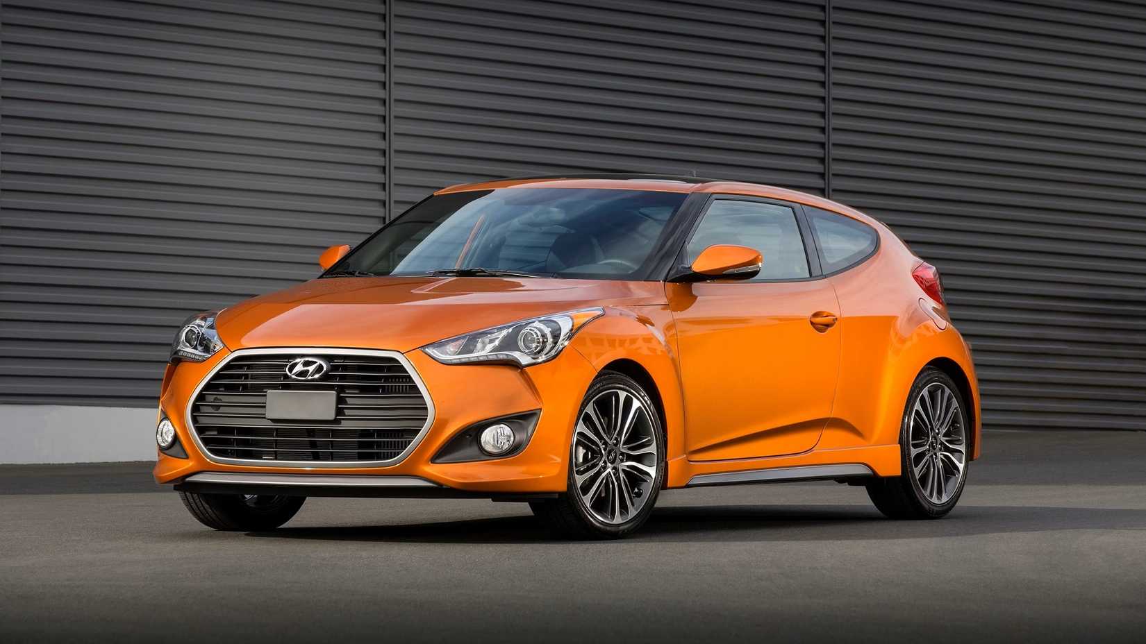 Um Hyundai Veloster Turbo 2017 estacionado