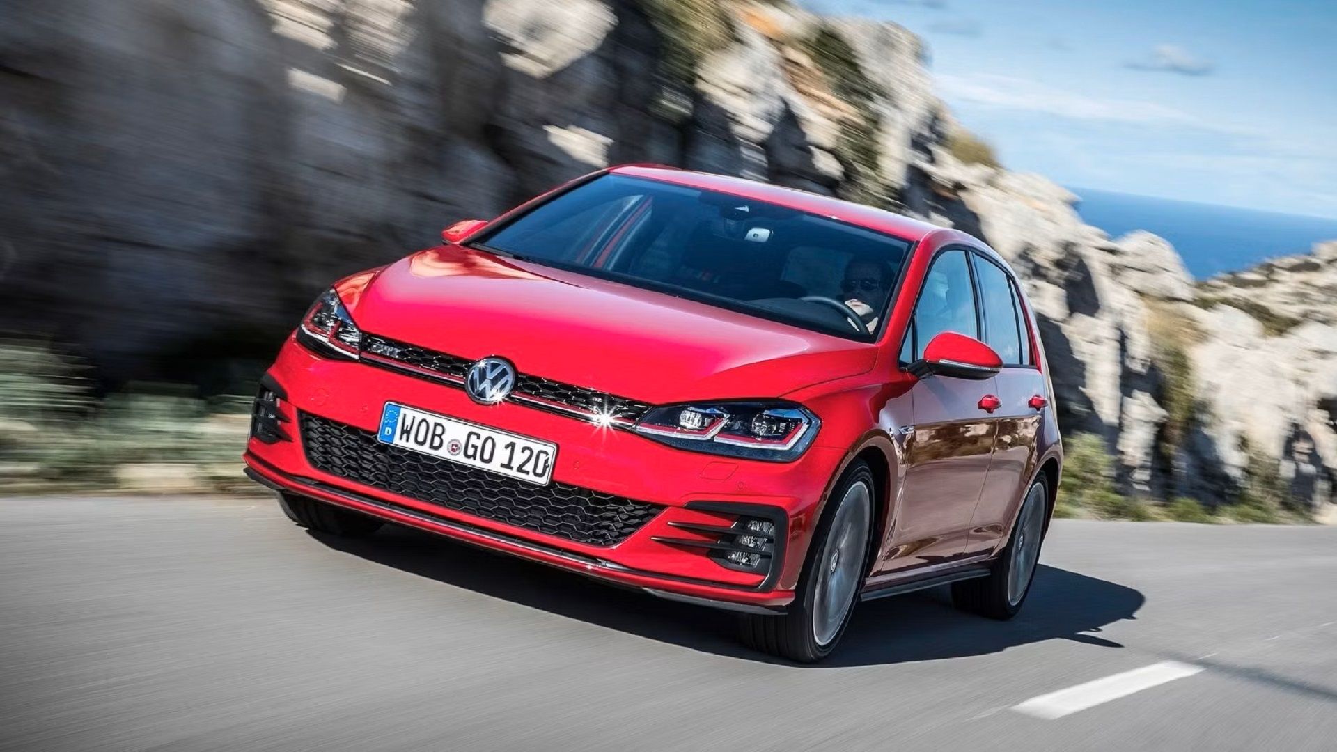Um Volkswagen Golf GTI 2017 em movimento