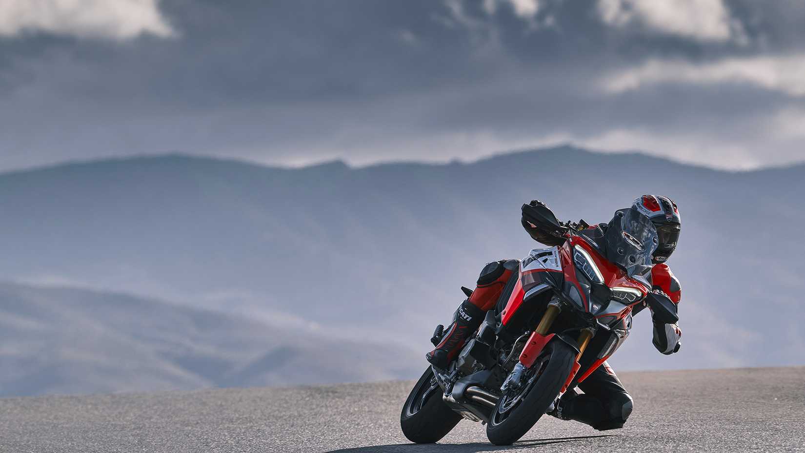 2023 Ducati Multistrada V4 Pikes Peak curvas com joelho para baixo