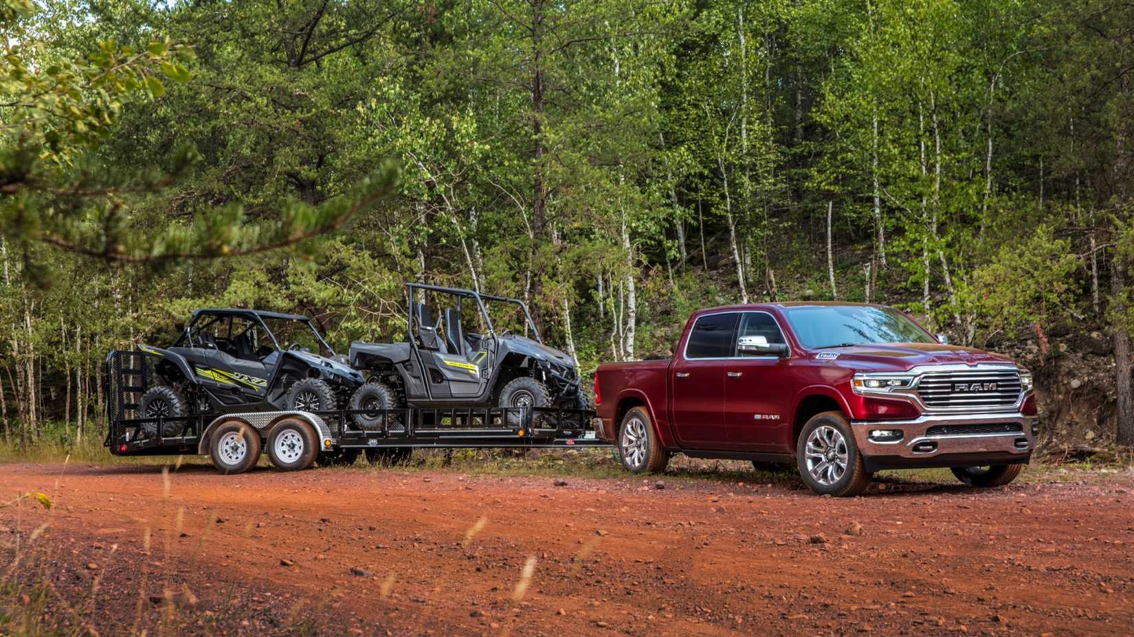 Uma foto frontal 3/4 de um Ram 1500 Longhorn EcoDiesel 2023 rebocando veículos recreativos