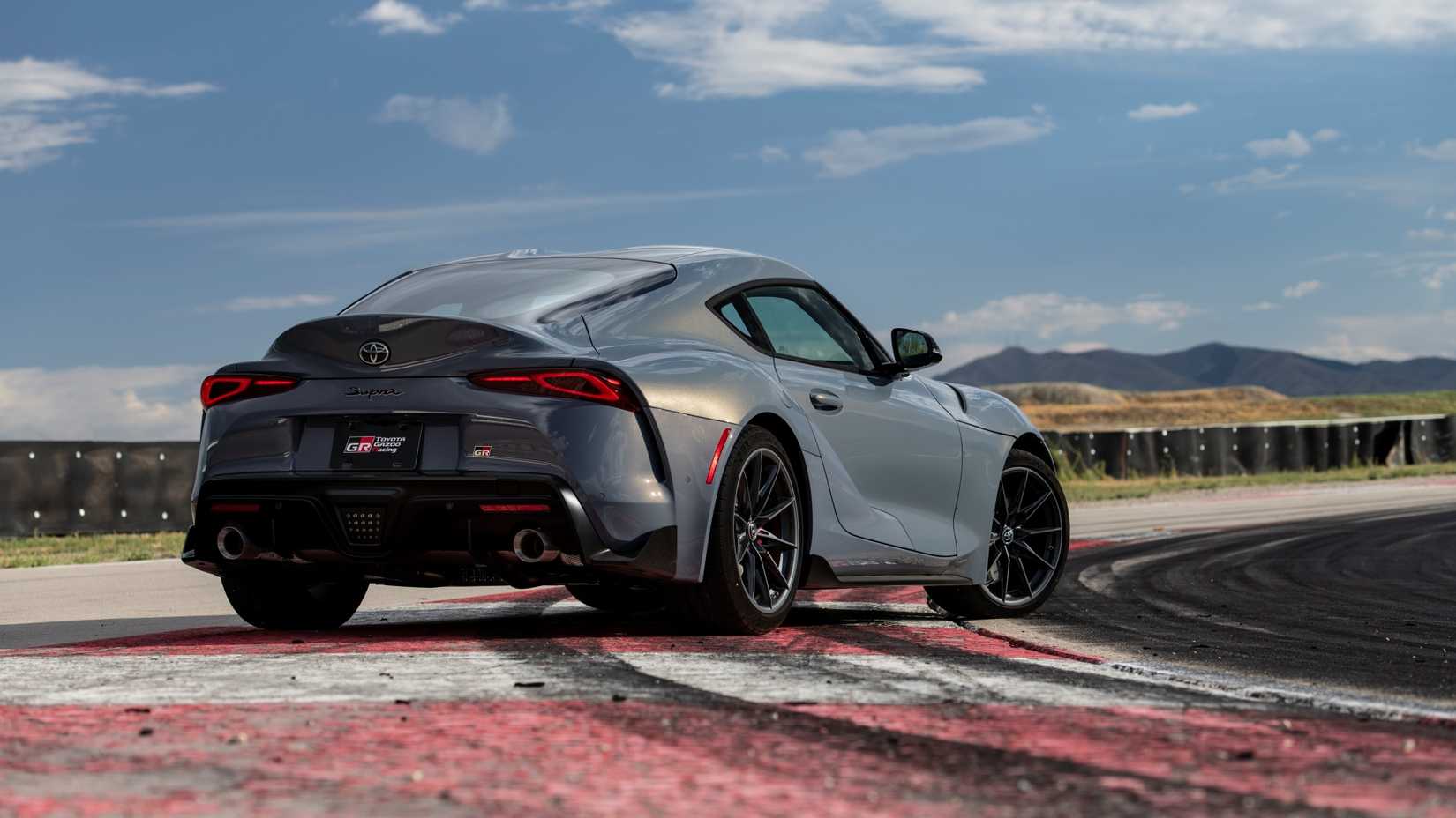 Uma foto traseira 3/4 de um Toyota GR Supra 2023