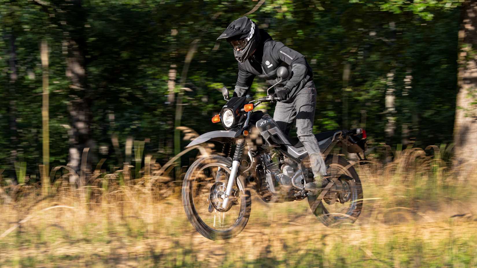 Yamaha XT250 preta 2022 na trilha
