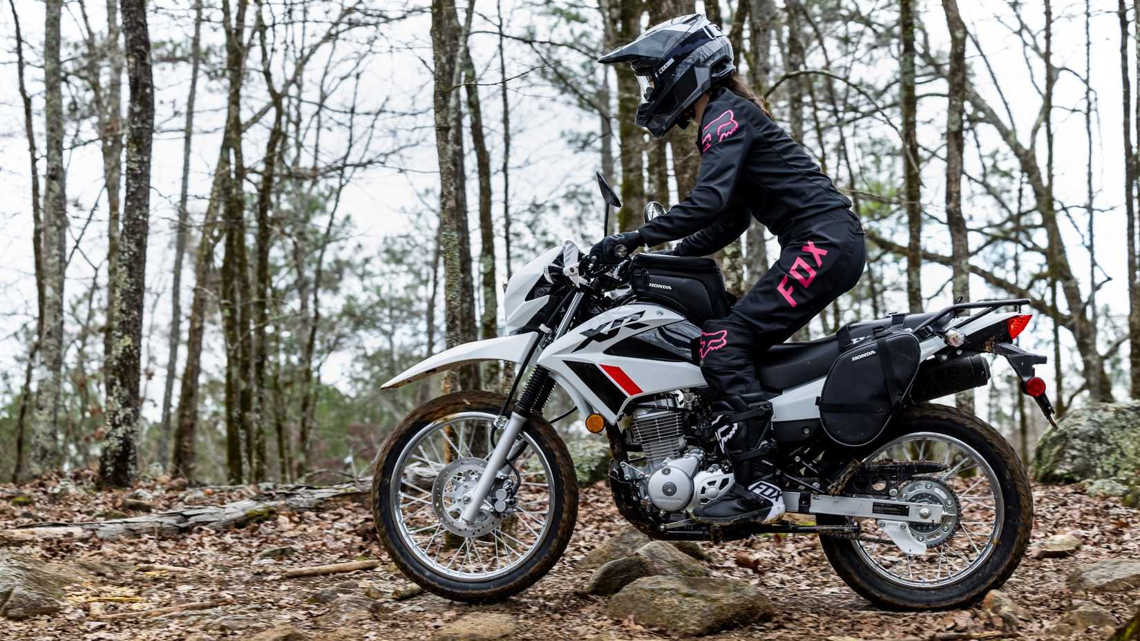 Uma foto de ação lateral esquerda de uma Honda XR150L andando off-road