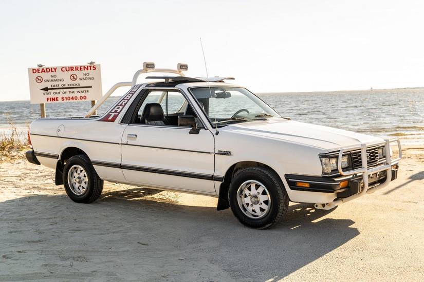 Vista frontal de três quartos de um Subaru BRAT 1987