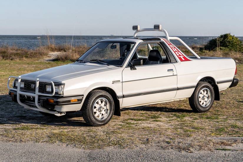 Vista frontal de três quartos de um Subaru BRAT 1987