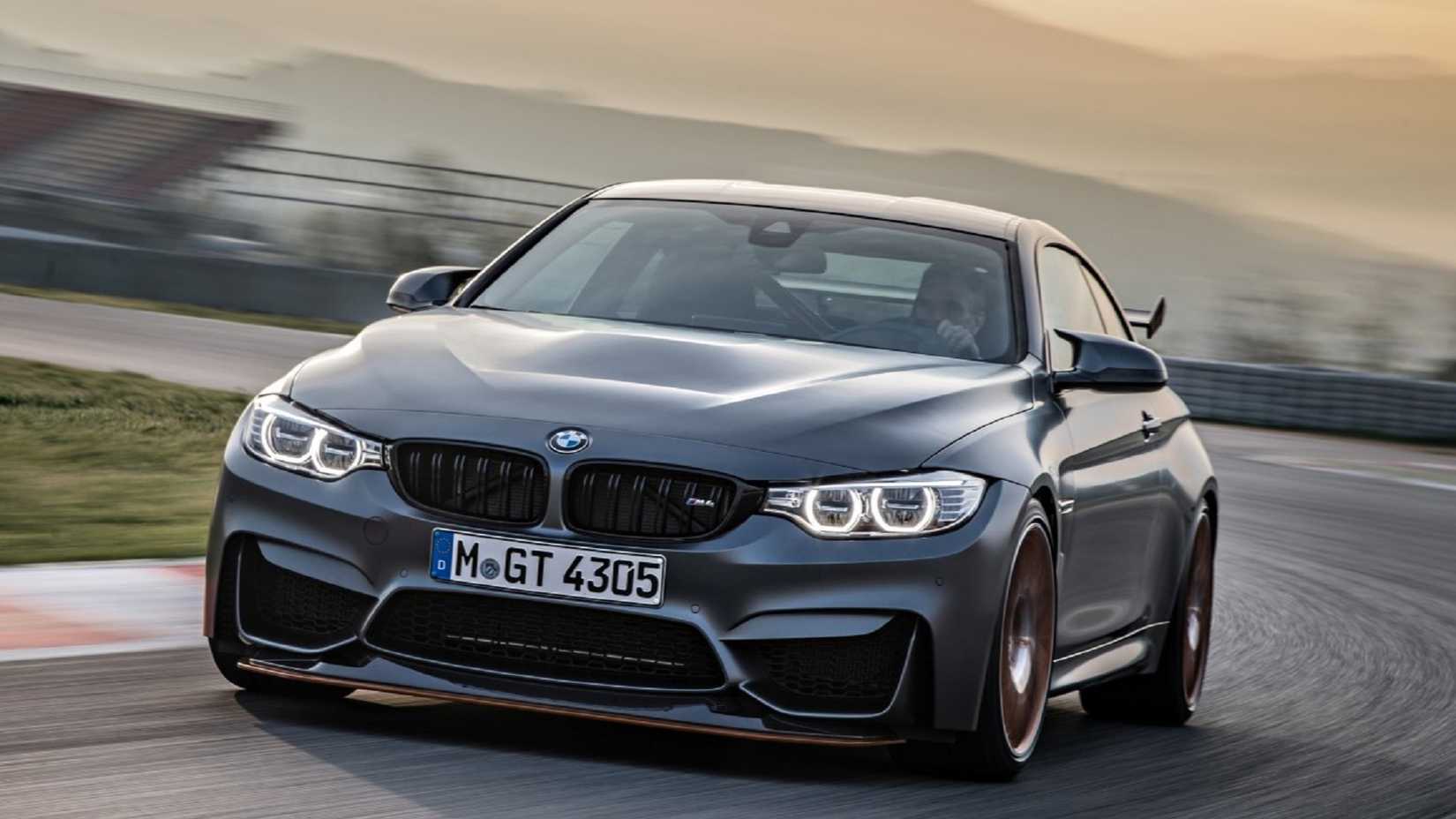 Um BMW M4 GTS dirigindo