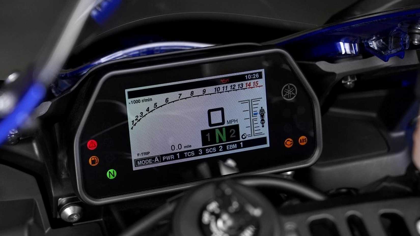 Detalhe de close-up do display do instrumento Yamaha YZF-R1 2023