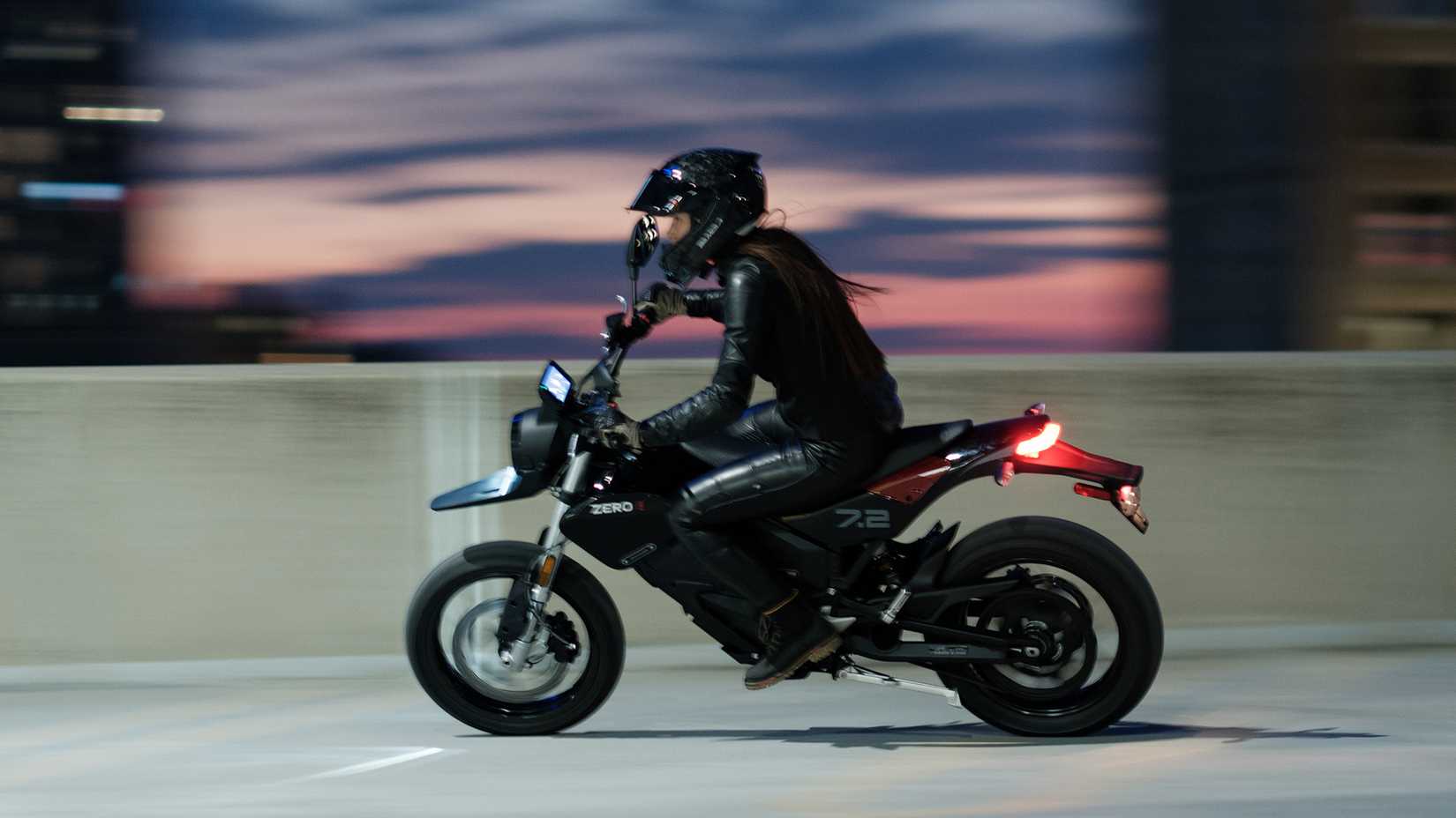 Black 2023 Zero FXE inclinado para uma curva