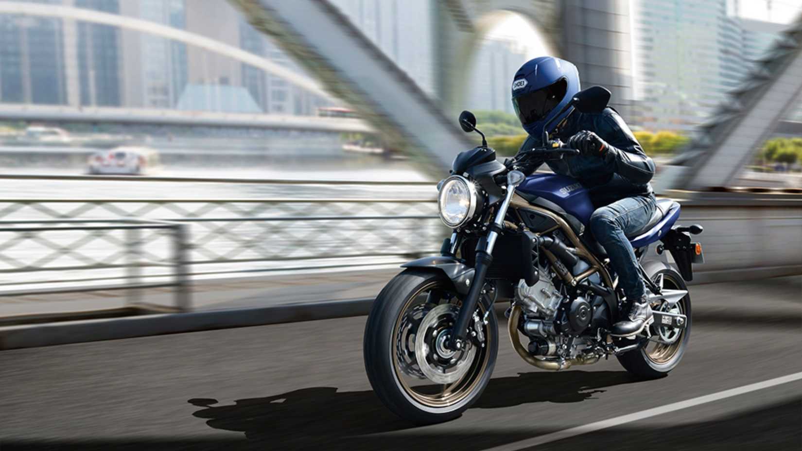 Foto frontal de três quartos de um Suzuki SV 650 Azul Refletivo Metálico 2023 em uma ponte