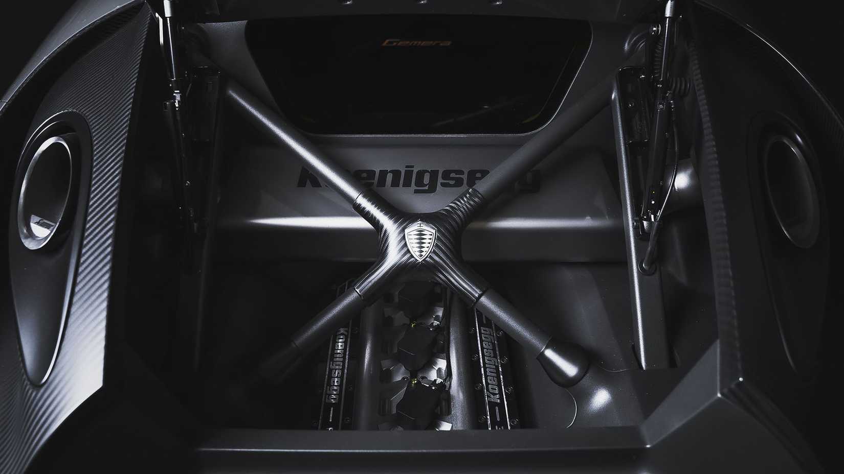 Motor Koenigsegg Gemera, mostrado instalado no carro