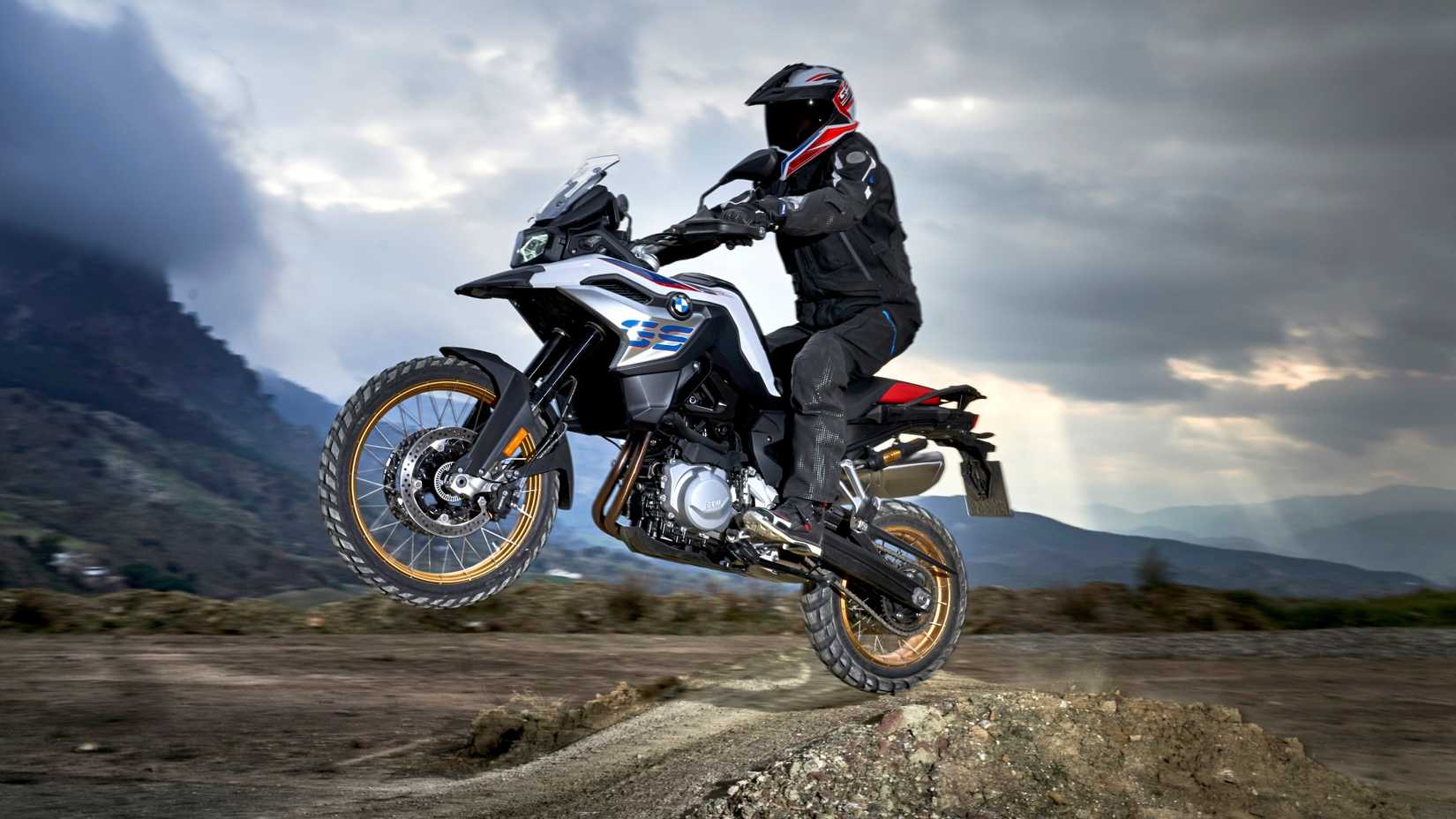 Uma foto de ação de uma BMW F 850 GS off-road