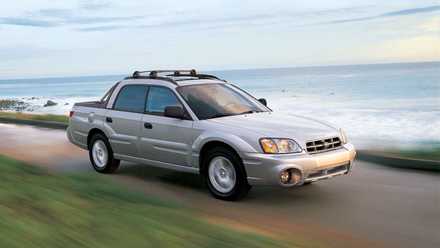 Um Subaru Baja 2005 dirigindo pela estrada