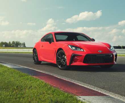 Toyota GR86 estacionado na pista